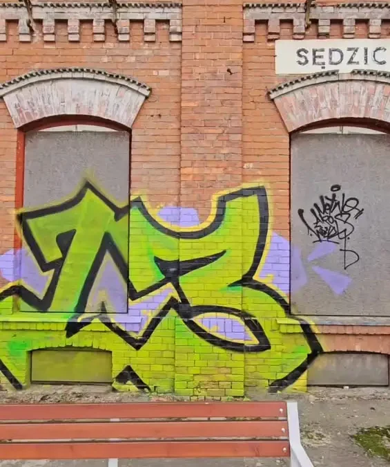 Nielegalne graffiti na zabytkowym dworcu w Sędzicach – policja szuka sprawców