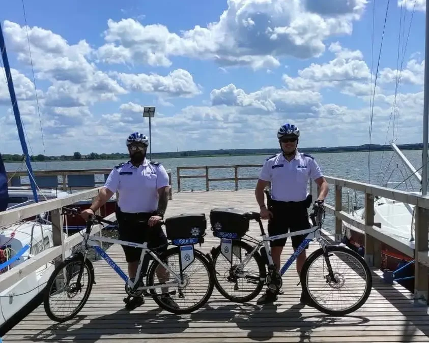 Bezpieczne wakacje: kask obowiązkowy dla młodych rowerzystów i hulajnogistów