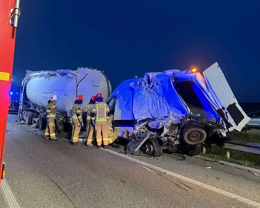 Tragiczny wypadek na S8: dwie osoby nie żyją, droga zablokowana