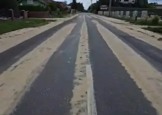 Po opadach deszczu DK83 w gminie Warta znów zasypana piachem