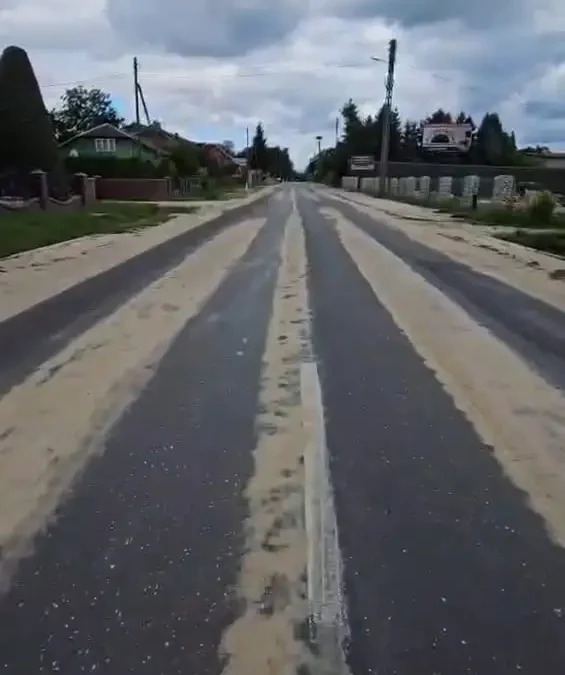 Po opadach deszczu DK83 w gminie Warta znów zasypana piachem