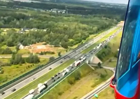 Łódzcy policjanci monitorują drogi z powietrza podczas ostatniego weekendu wakacji
