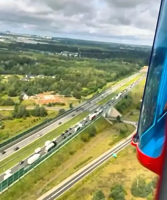 Łódzcy policjanci monitorują drogi z powietrza podczas ostatniego weekendu wakacji