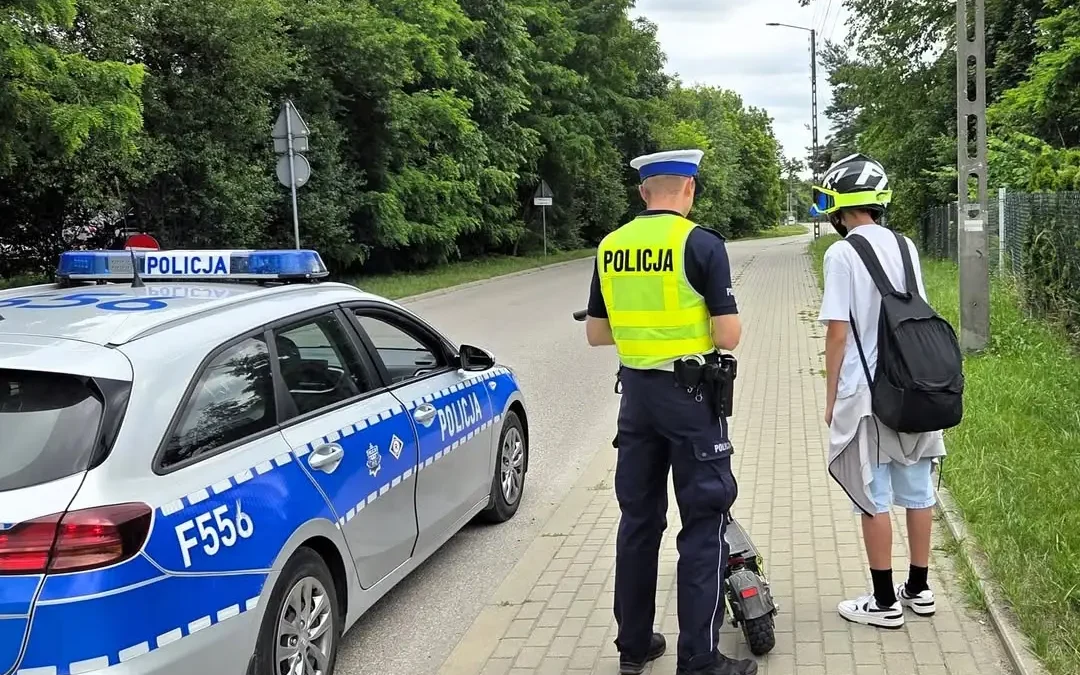 Policja w Łasku kontroluje młodych użytkowników hulajnóg elektrycznych