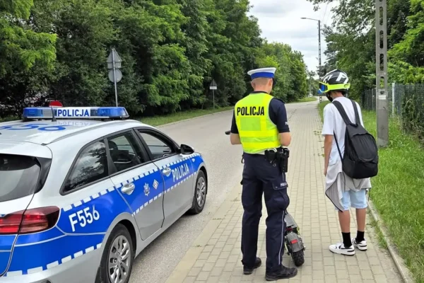Policja w Łasku kontroluje młodych użytkowników hulajnóg elektrycznych