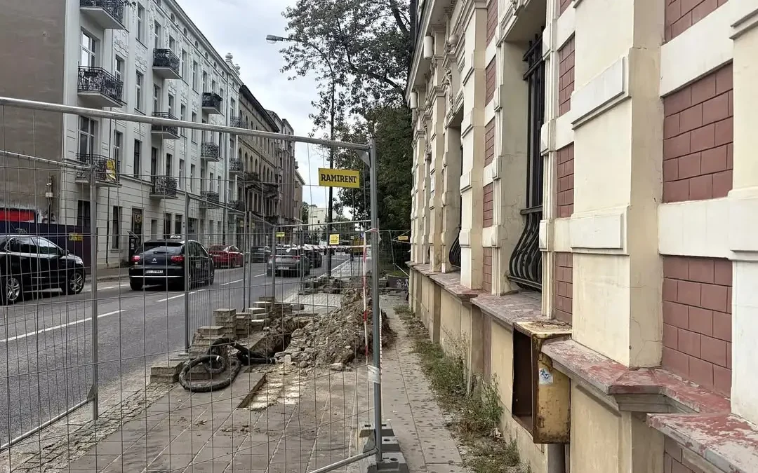 Niebezpieczne dojście do przedszkola przy ul. Jaracza w Łodzi – remont odciął chodnik