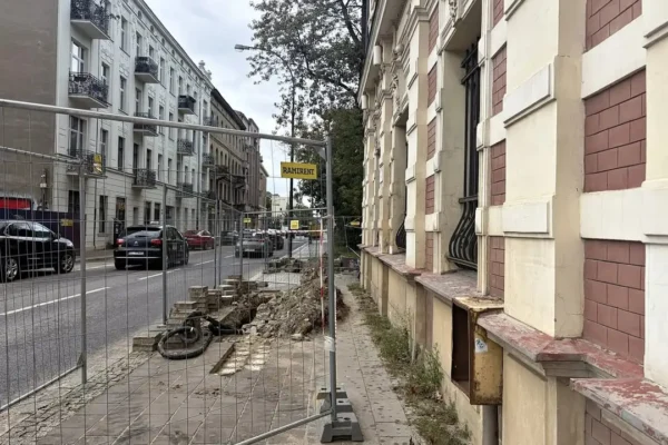 Niebezpieczne dojście do przedszkola przy ul. Jaracza w Łodzi – remont odciął chodnik