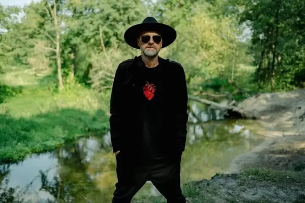 Hedone wraca z nowym singlem i oddaje hołd 50-leciu punka