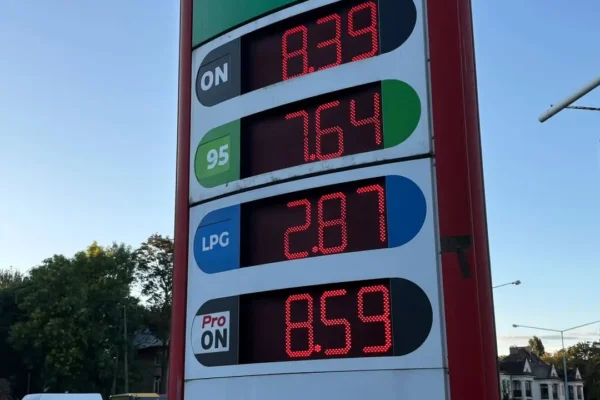 Koniec tańszego tankowania: VAT na paliwa wrócił do 23%, ceny na stacjach wzrosły
