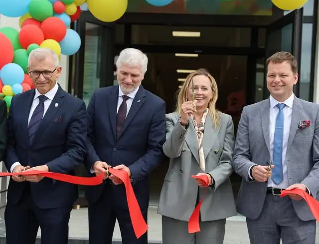 Nowe skrzydło szkoły w Bukowcu otwarte z udziałem Łódzkiego Kuratora Oświaty