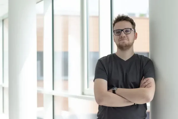 Dr Emil Sowiński z UŁ z nagrodą Książka Roku 2025 za monografię o niezależnym kinie
