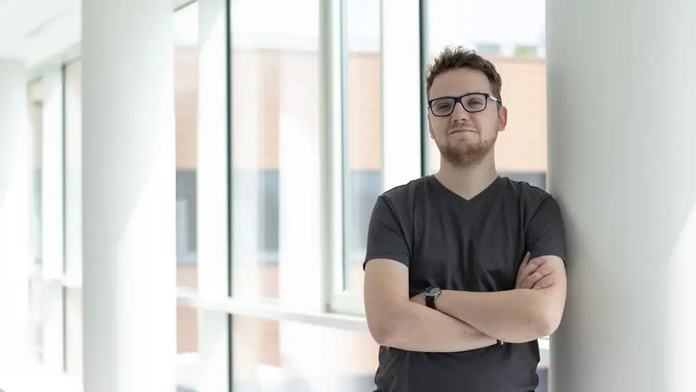 Dr Emil Sowiński z UŁ z nagrodą Książka Roku 2025 za monografię o niezależnym kinie