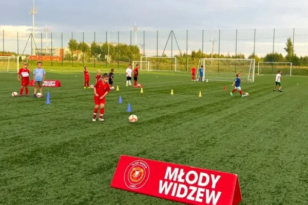 Treningi Młodego Widzewa Brójce – poniedziałki i środy na stadionie w Bukowcu