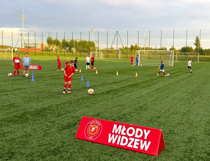 Treningi Młodego Widzewa Brójce – poniedziałki i środy na stadionie w Bukowcu