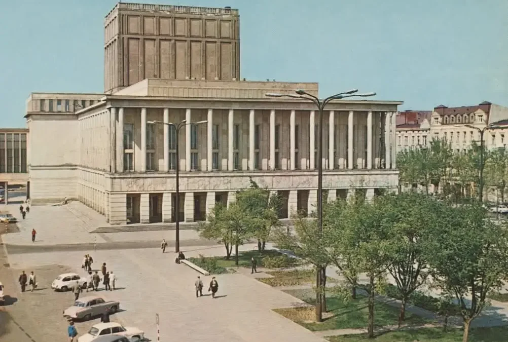 Plac Dąbrowskiego w Łodzi: od targowiska do kulturalnego serca miasta