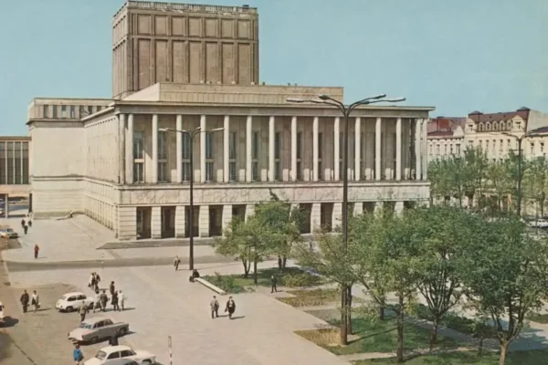 Plac Dąbrowskiego w Łodzi: od targowiska do kulturalnego serca miasta