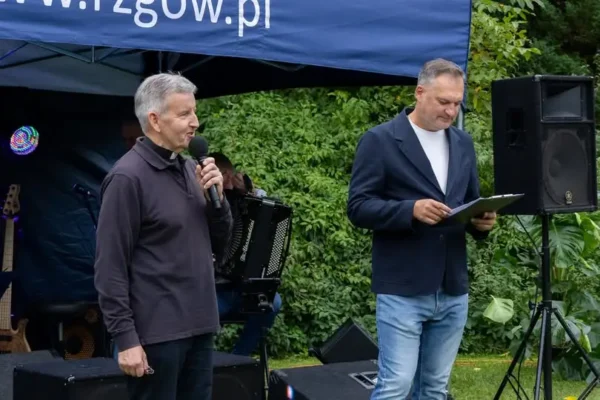 Piknik Caritas w ogrodach parafialnych – mieszkańcy gminy pomagali mimo deszczu