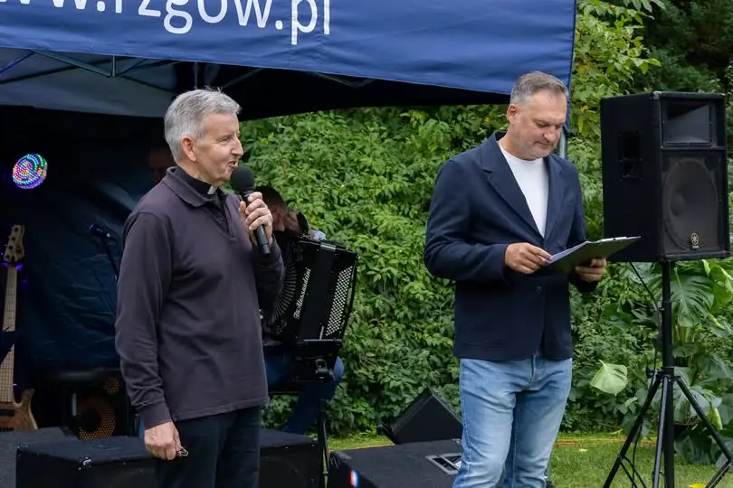Piknik Caritas w ogrodach parafialnych – mieszkańcy gminy pomagali mimo deszczu