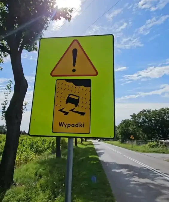 Dziurawa droga w Zapolicach: kierowcy zmuszeni do objazdów, mieszkańcy czekają na remont