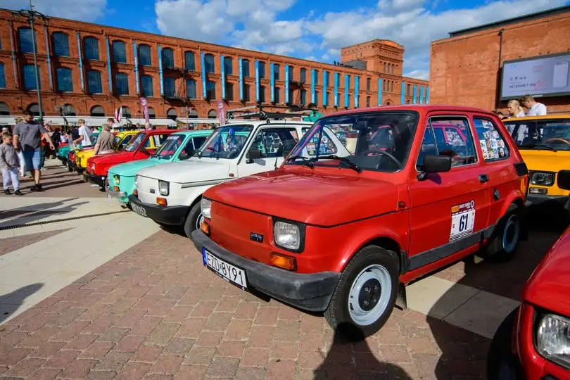 Wielki zlot Fiatów 126p w Manufakturze – ponad 250 Maluchów na jednym rynku