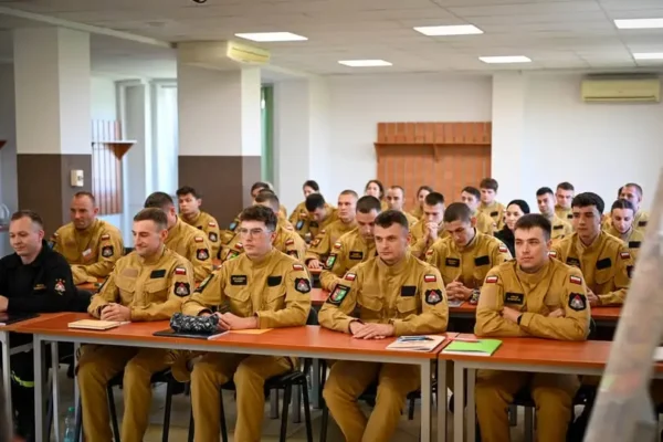 Kurs podstawowy dla przyszłych strażaków w Sieradzu – szkoli się 36 osób z trzech województw