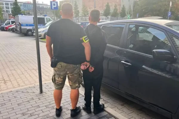 Łódź: Zatrzymano czterech nastolatków za kradzieże i rozbój na sprzedawcach telefonów