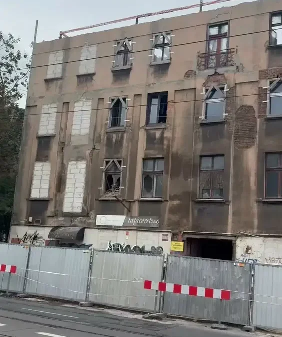 Zawaliła się część kamienicy przy ul. Zgierskiej. W oficynach nadal mieszkają ludzie