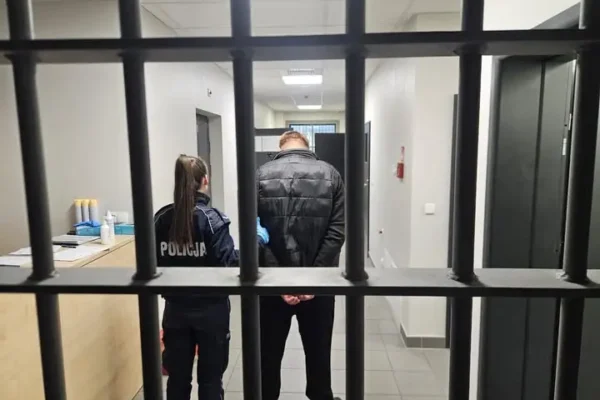 Poddębice: 41-latek zatrzymany. Policja zabezpieczyła broń, amunicję i blisko kilogram narkotyków