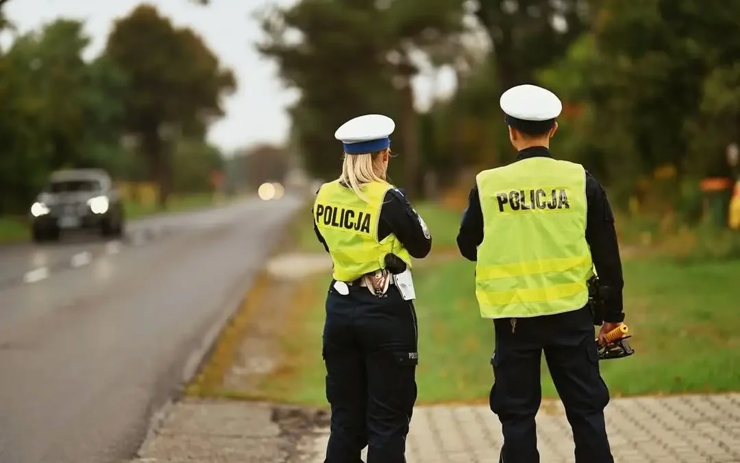 14-latek prowadził auto bez świateł. Matka siedziała obok