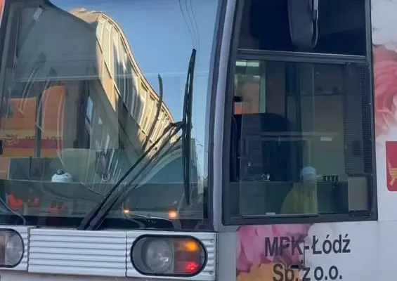 Wykolejenie tramwaju przy ul. Tramwajowej w Łodzi. Trzy linie MPK na objazdach