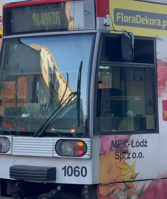 Wykolejenie tramwaju przy ul. Tramwajowej w Łodzi. Trzy linie MPK na objazdach