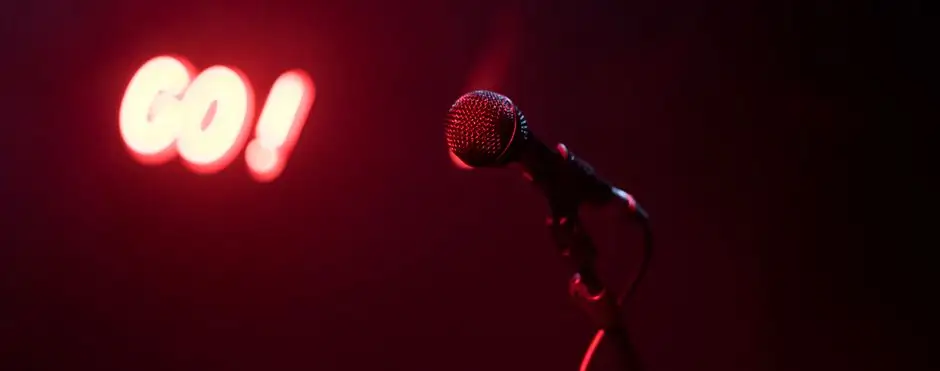 Stand-up „POPIS” w Klubie Scenografia – SynMojeGoTaty już 8 października